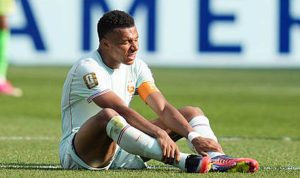 Kylian-Mbappe-terduduk-karena-merasakan-sakit-pada-pergelangan-kakinya-Getty-Images